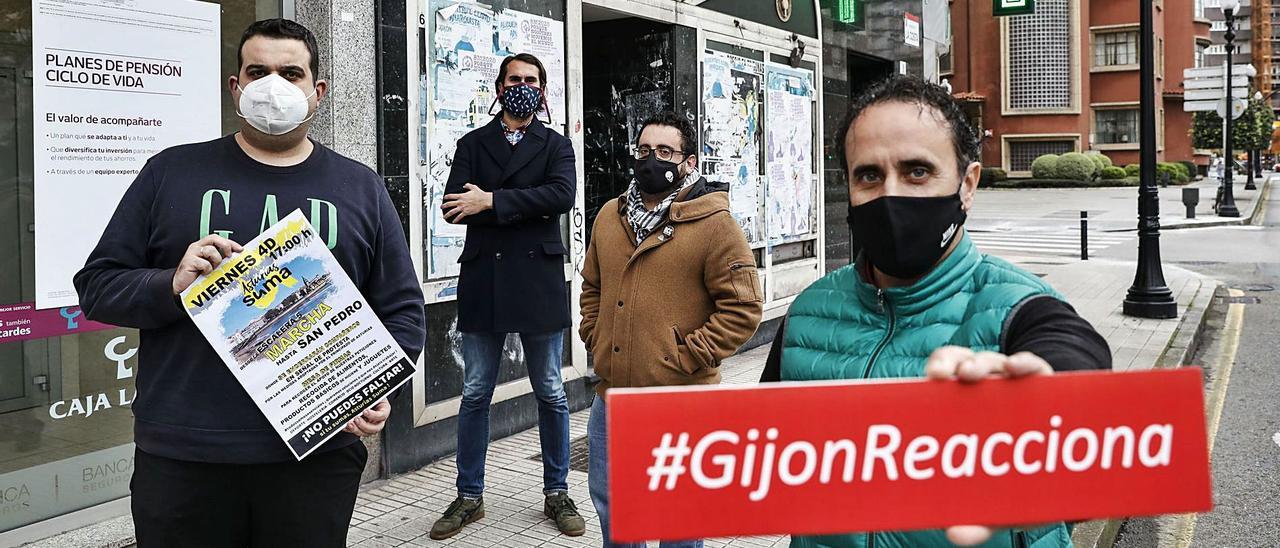 Por la izquierda, Christian Valle, Pepe Teleña, Félix Marcos y Óscar Gavino, ayer, en la avenida de la Costa.