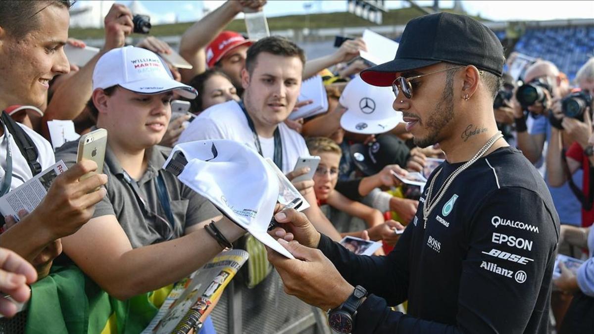 Hamilton llega a Hungría al frente del Mundial