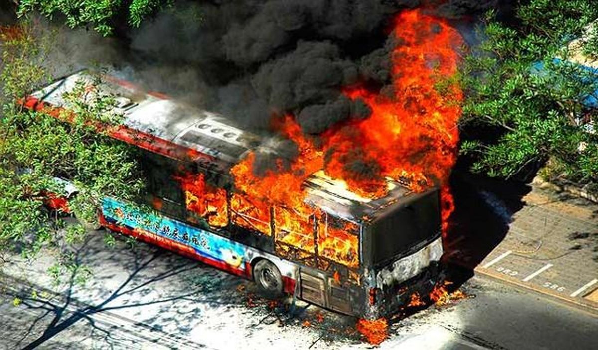 Un autobús crema en un carrer de Pequín. Els mitjans locals culpen les altes temperatures de diversos incendis produïts a la capital xinesa.