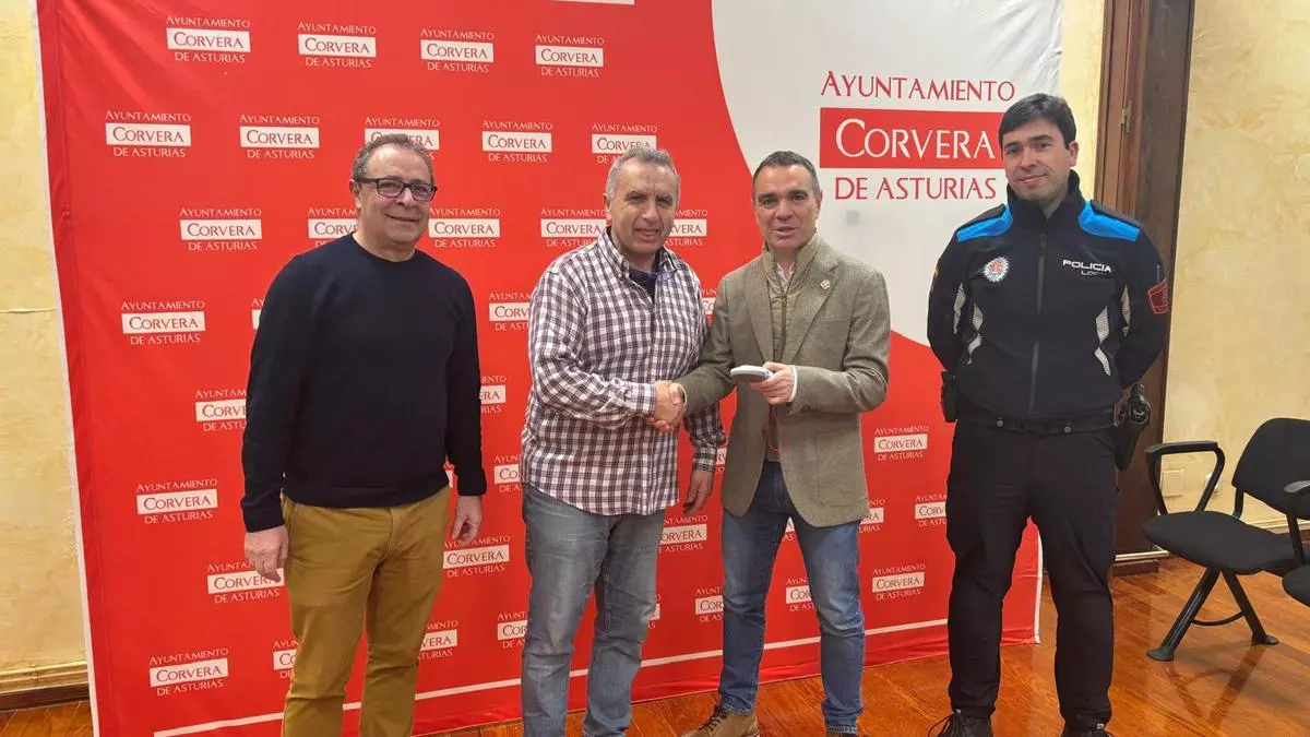 El Ayuntamiento de Corvera recibe la donación de un nuevo lector de microchips para la identificación animal