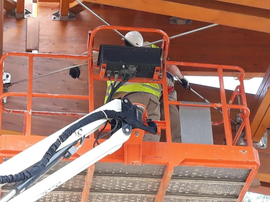 La instalación del último tramo del puente de madera sobre el río Guadalhorce ha comenzado este martes.