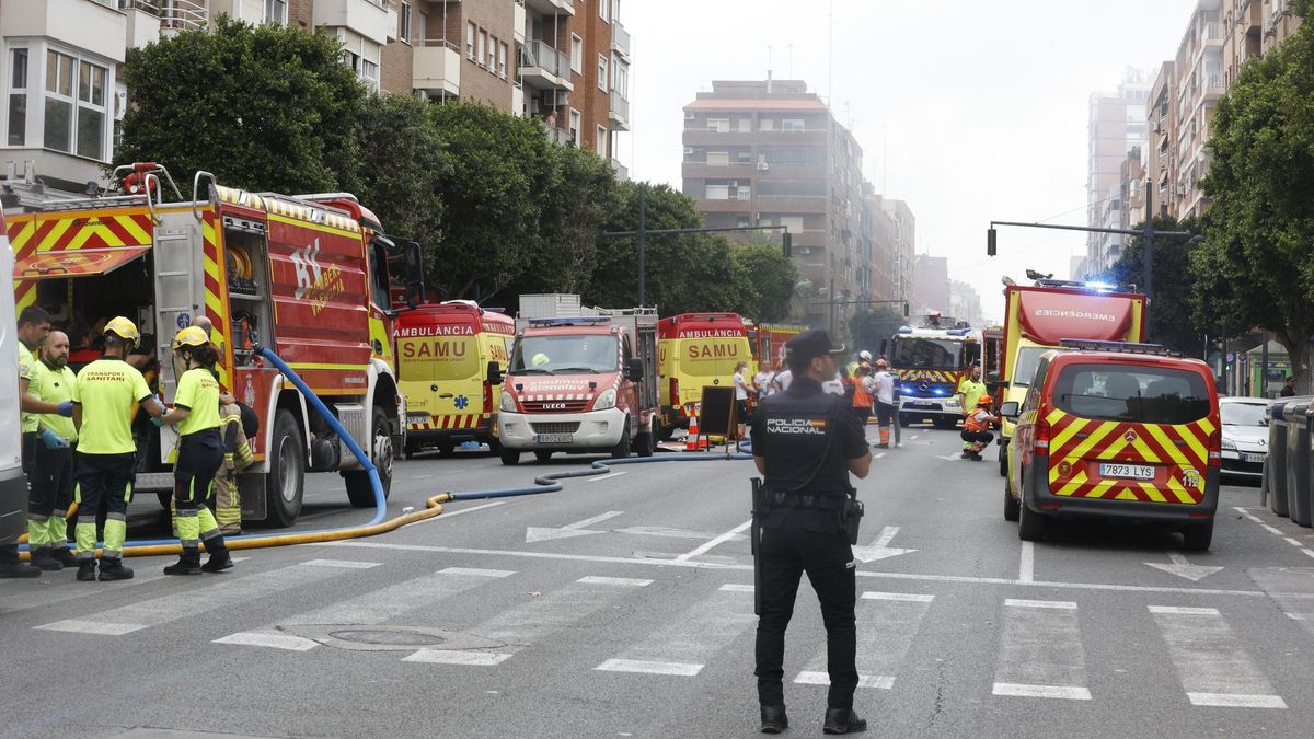 Más de un centenar de viviendas han sido desalojadas por el incendio de un comercio en la Avenida del Puerto