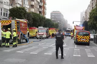 Desalojan más de 100 viviendas por el incendio de un bajo comercial en la avenida del Puerto