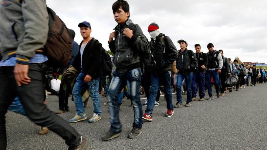 Refugiados caminan cerca de la frontera entre Eslovenia y Austria.