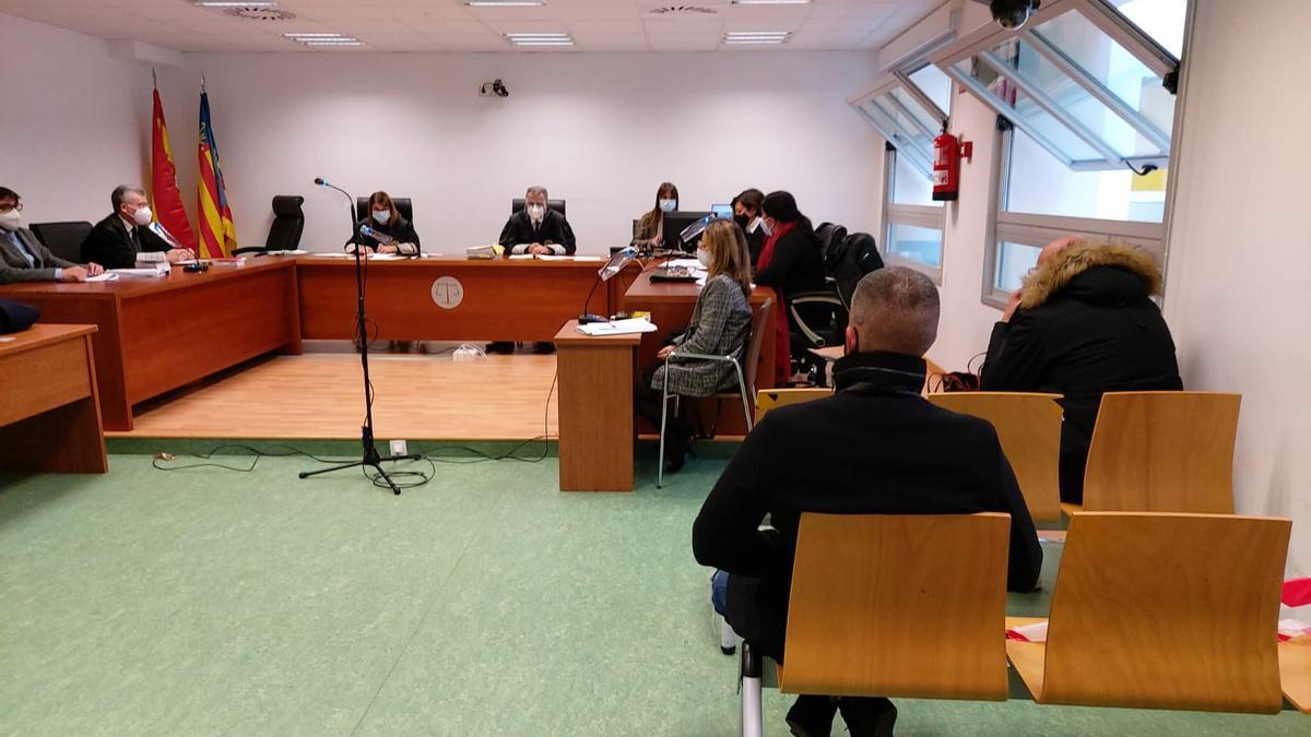 Los dos porteros acusados sentados en el banquillo en la Audiencia al inicio del juicio.