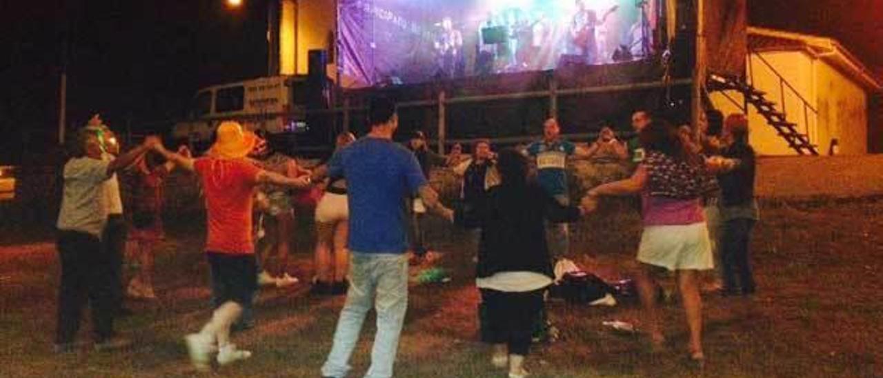 El baile de la danza prima en el prau de la fiesta de la parroquia de Ambás.