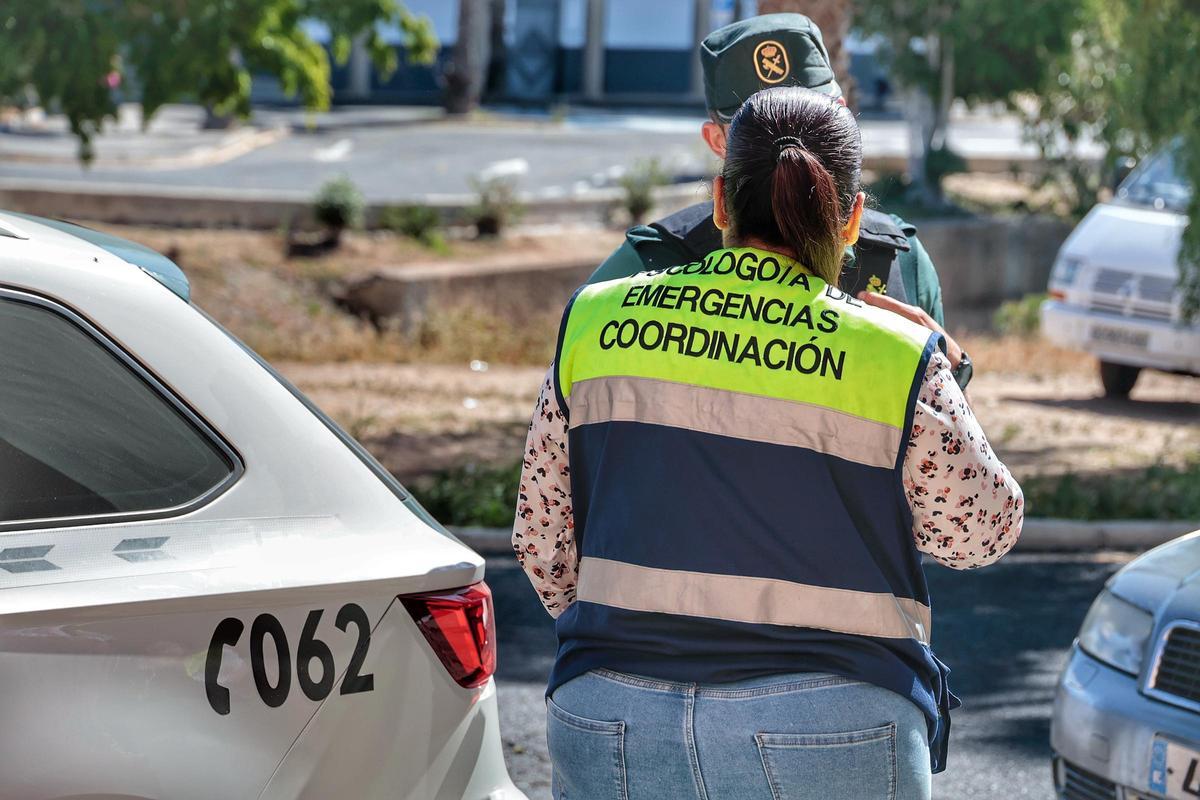 Una psicóloga y un agente de la Guardia Civil, en el entorno de la vivienda donde un padre asesinó a su hijo en Cabo Blanco, Arona.