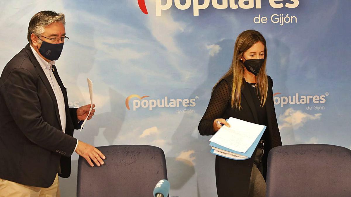 Por la izquierda, Pablo González y Ángela Pumariega, ayer, en la sede local del PP. | Marcos León