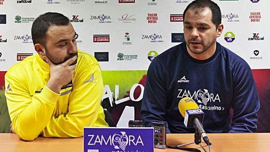 Felipe Barrientos contesta las preguntas de la prensa junto a su técnico, Leo Álvarez.