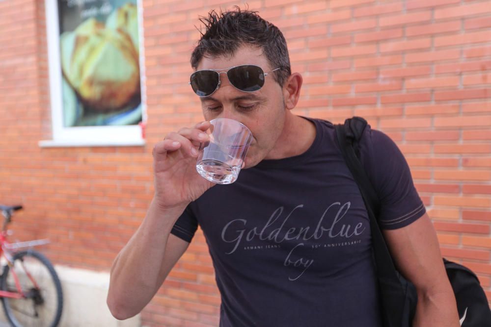 Agamed pretende destacar las bondades del agua del grifo y desterrar algunas creencias del turismo residencial como que no es potable. Lo hace saliendo a la calle con una carpa.