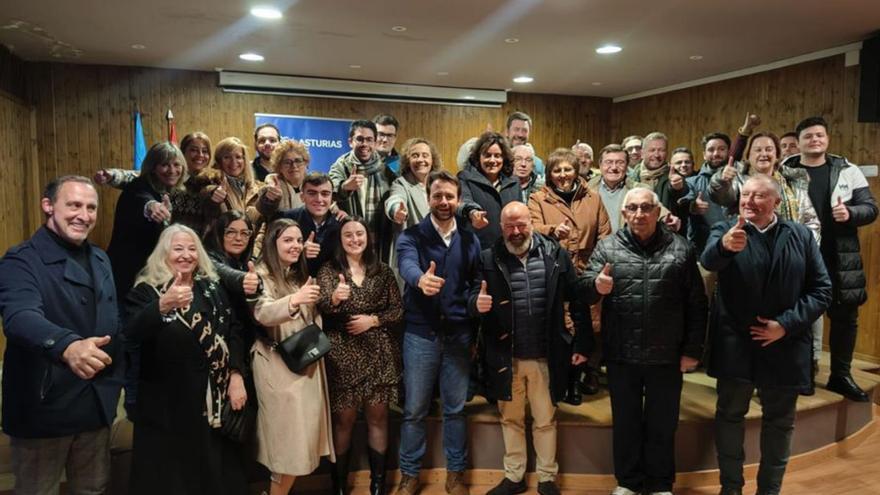 Fernando Secades, en el centro, junto a Álvaro Queipo, al final del congreso local de Lena.