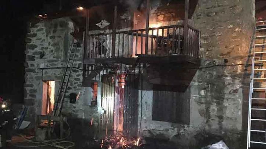 La vivienda afectada por el fuego en Trefacio.