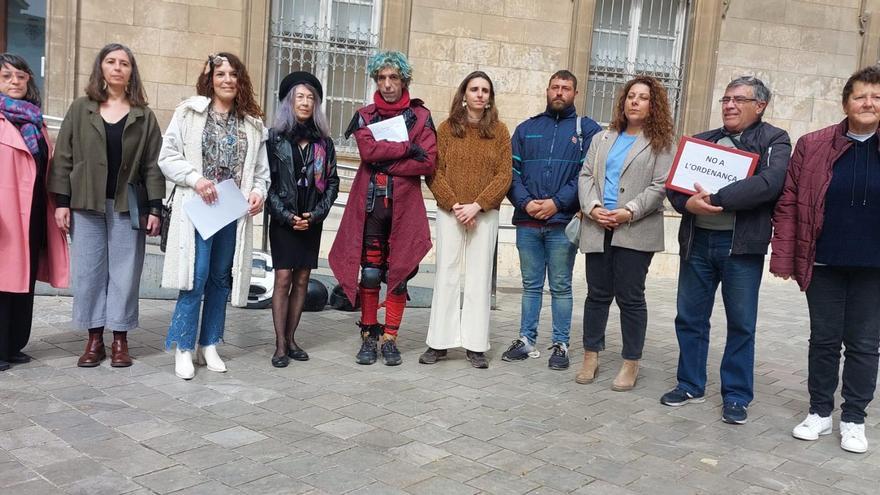 Miembros de la Plataforma contra la Ordenanza (In)cívica, con las firmas frente al Ayuntamiento.