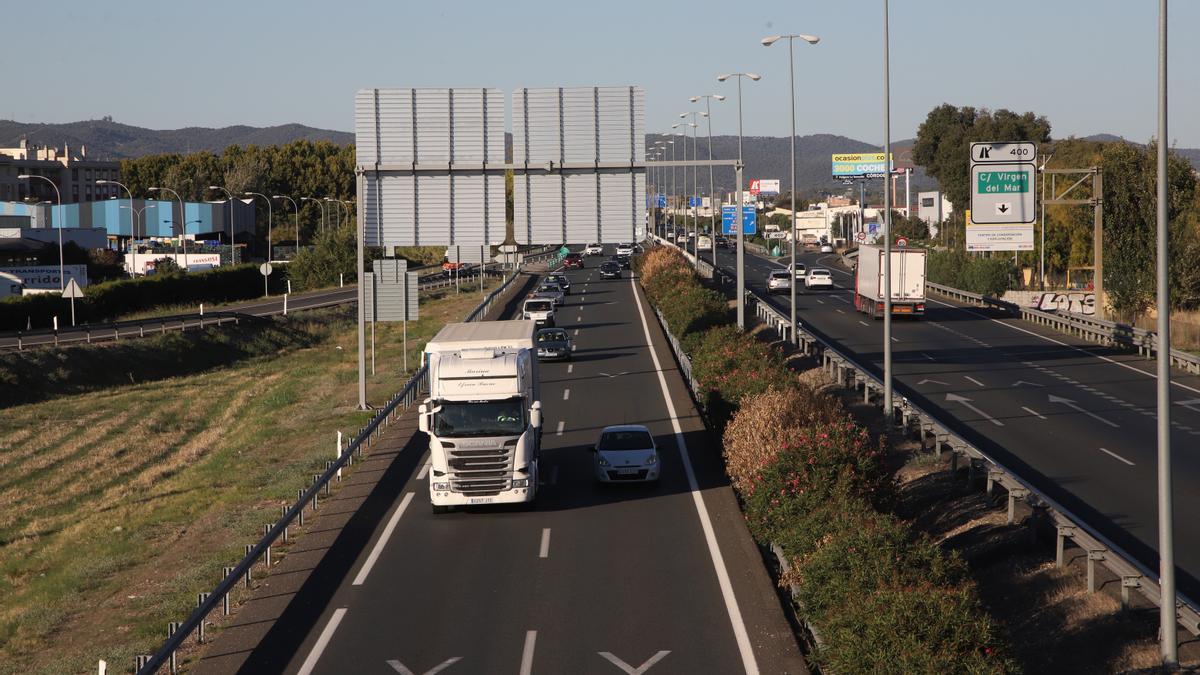 Varios camiones circulan por una carretera en Córdoba.