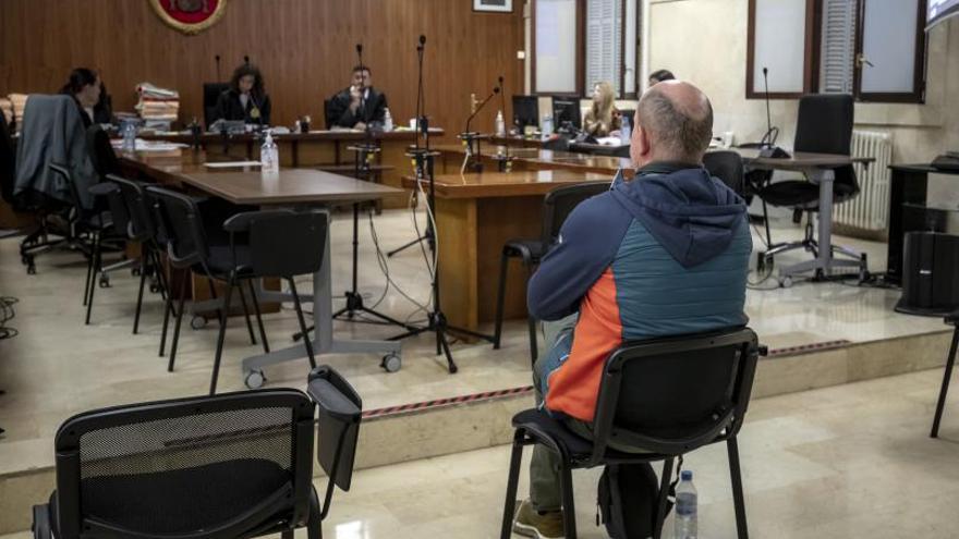 El cuidador condenado, durante el juicio celebrado en la Audiencia Provincial de Palma.