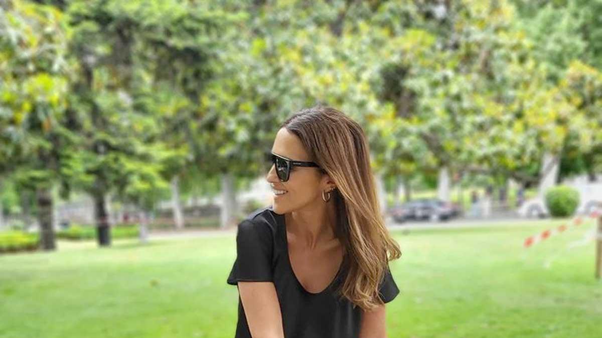 Paula Echevarría demuestra con un look 'total black' de IKKS que los vestidos negros también son para el verano