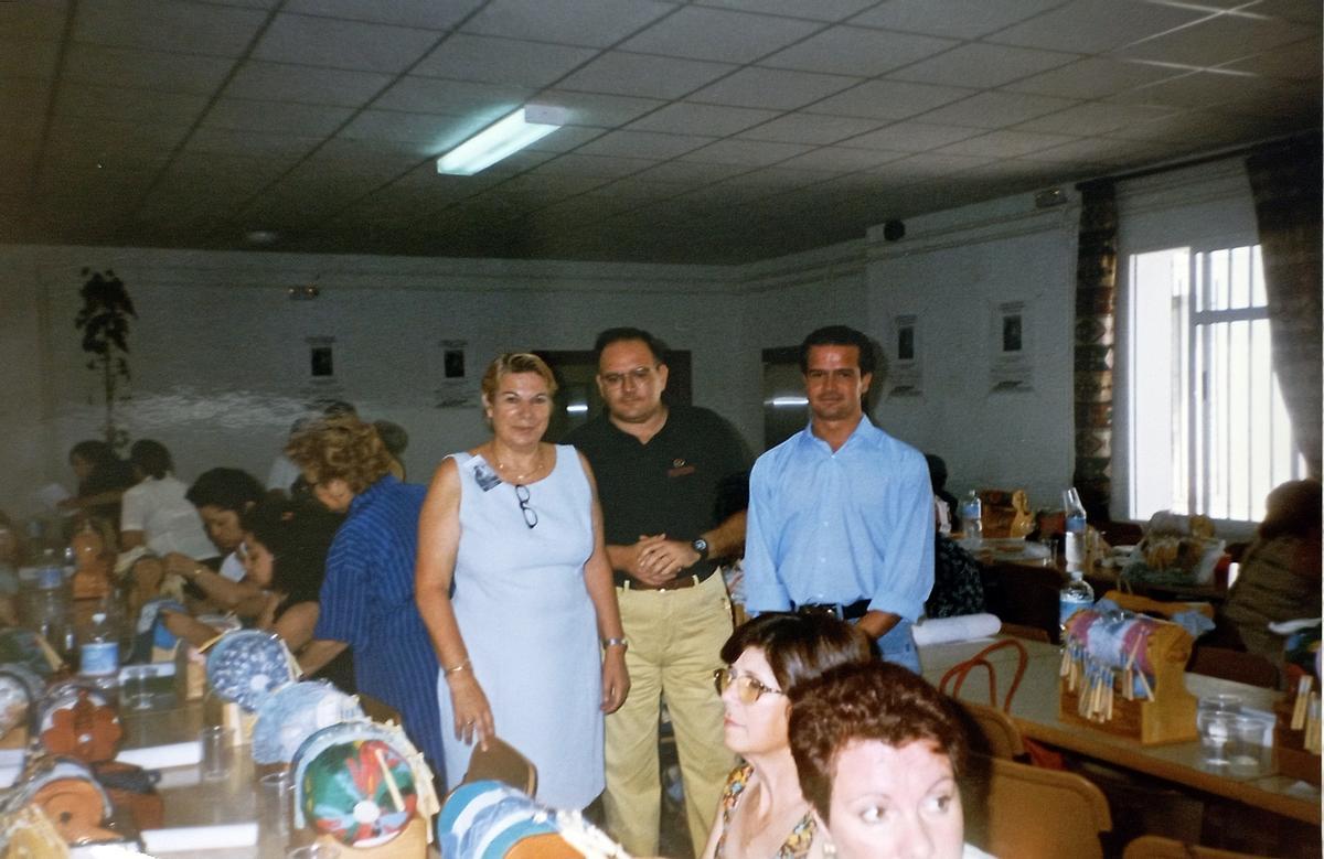 La presidenta vecinal con el concejal José Carlos Fajardo y Víctor Aguilar en 1998, en el I Encuentro Andaluz de esta técnica textil, celebrado en Campanillas.