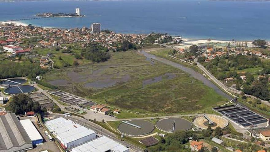 Vista aérea de la depuradora del Lagares, en primer término, la desembocadura del río y el archipiélago de Cíes al fondo.  // Ricardo Grobas