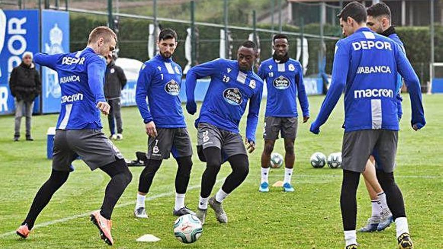 Los futbolistas del Deportivo, en una fase del entrenamiento de ayer en Abegondo.