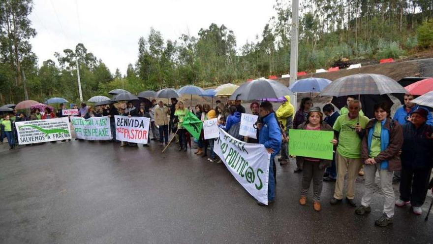 Los vecinos se concentraron en el punto donde han comenzado las obras a pesar del aguacero que caía en el monte de A Ermida. // G. Santos