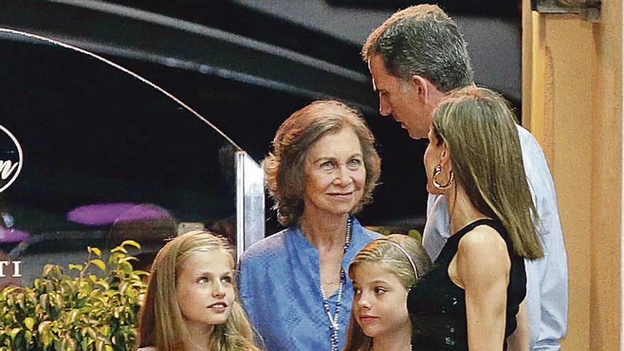 Las infantas con Sofía, Letizia y Felipe.