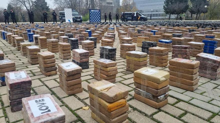 Interceptadas 11 toneladas de cocaína en los puertos de Vigo y València que iban a venderse en Europa. Los paquetes marrones, en primer plano, son los 3.400 kilos de València.