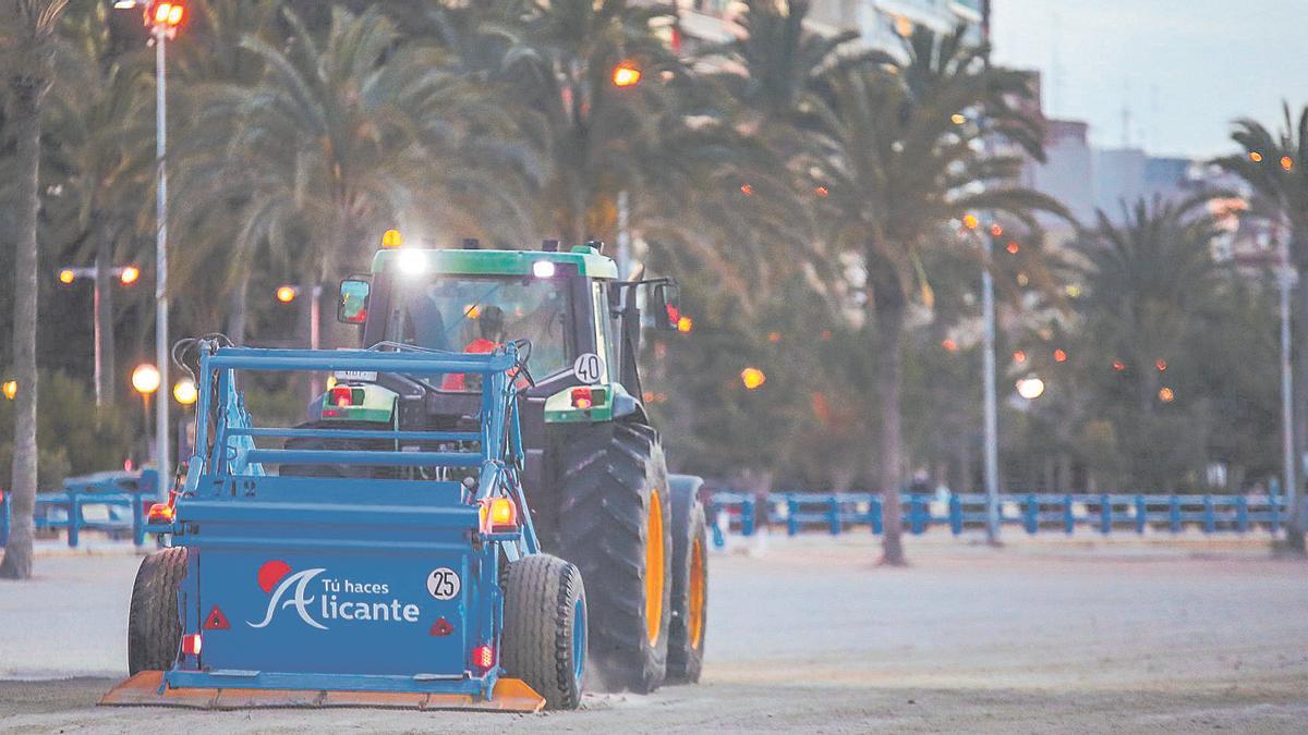 Cada noche, entre las 2 y las 8 horas, seis tractores criban las arenas de las playas de Postiguet, Albufereta, San Juan y Urbanova.