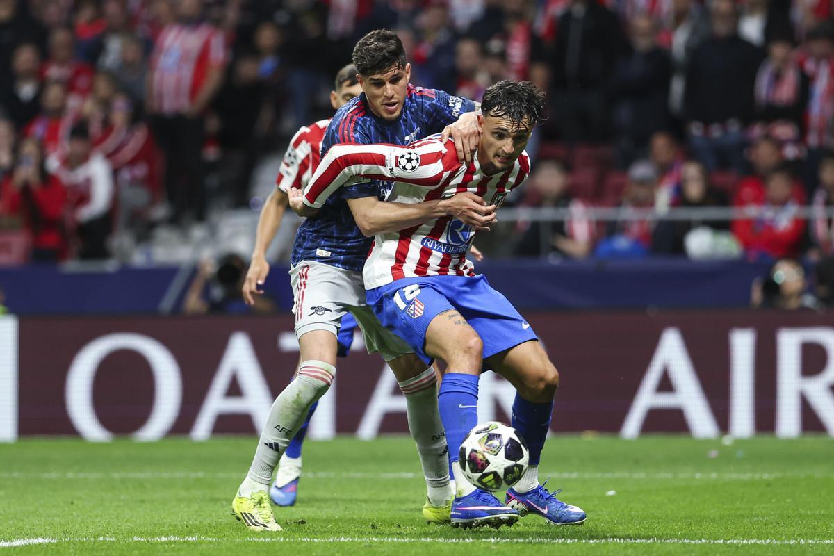 Piero Hincapie y Marc Pubill del Atletico de Madrid batallan por un balón