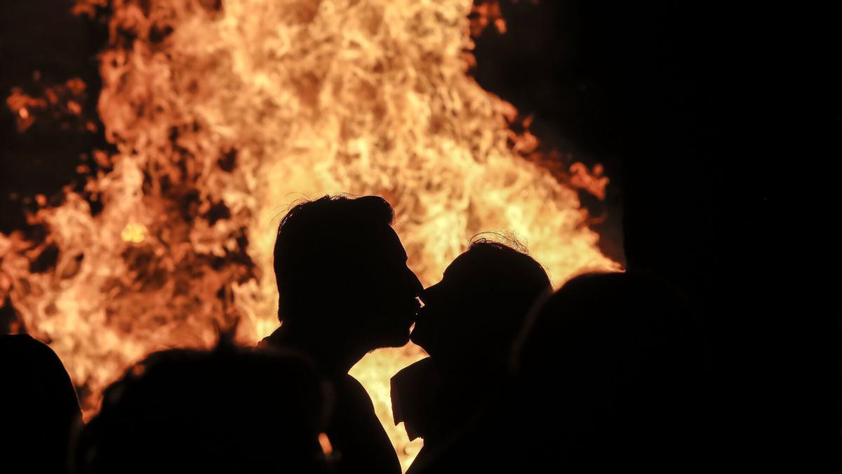 NIT DE SAN JOAN. NIT DE SANT JOAN. HOGUERAS