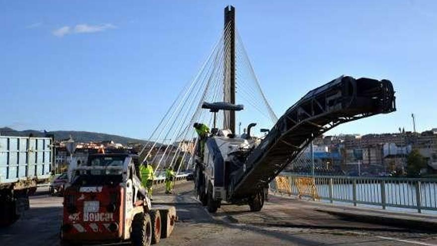 Obras en el puente de Os Tirantes. // Gustavo Santos