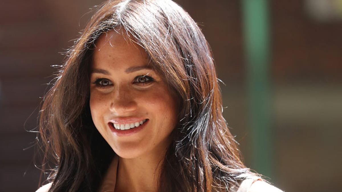 Meghan Markle visita la universidad de Johannesburgo, Sudáfrica, con un vestido-blazer estilo chaleco