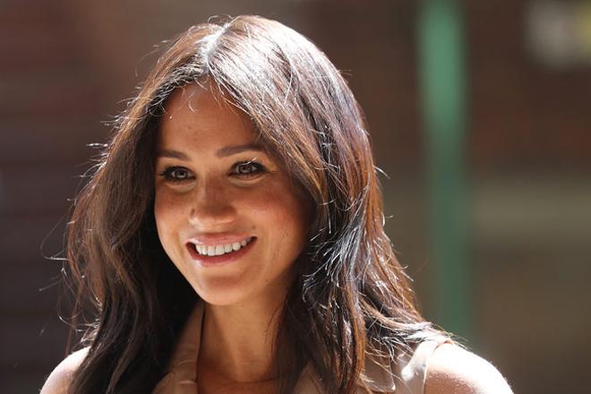 Meghan Markle visita la universidad de Johannesburgo, Sudáfrica, con un vestido-blazer estilo chaleco