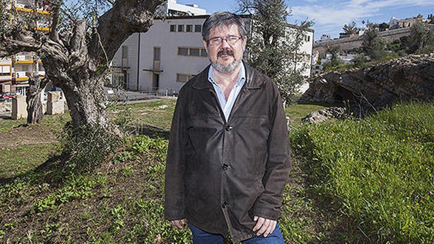 Benjamí Costa, director del Museo Arqueològic, ayer en la necrópolis de Puig des Molins.