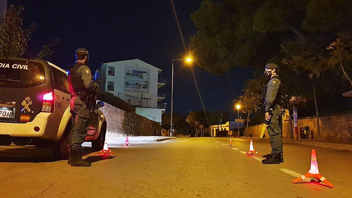 Agentes de la Guardia Civil, en el dispositivo de control en Selva.