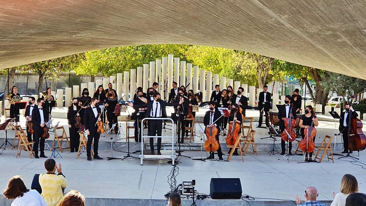 Concierto ofrecido el pasado abril por la OSASV en el parque Lo Torrent de San Vicente. | INFORMACIÓN