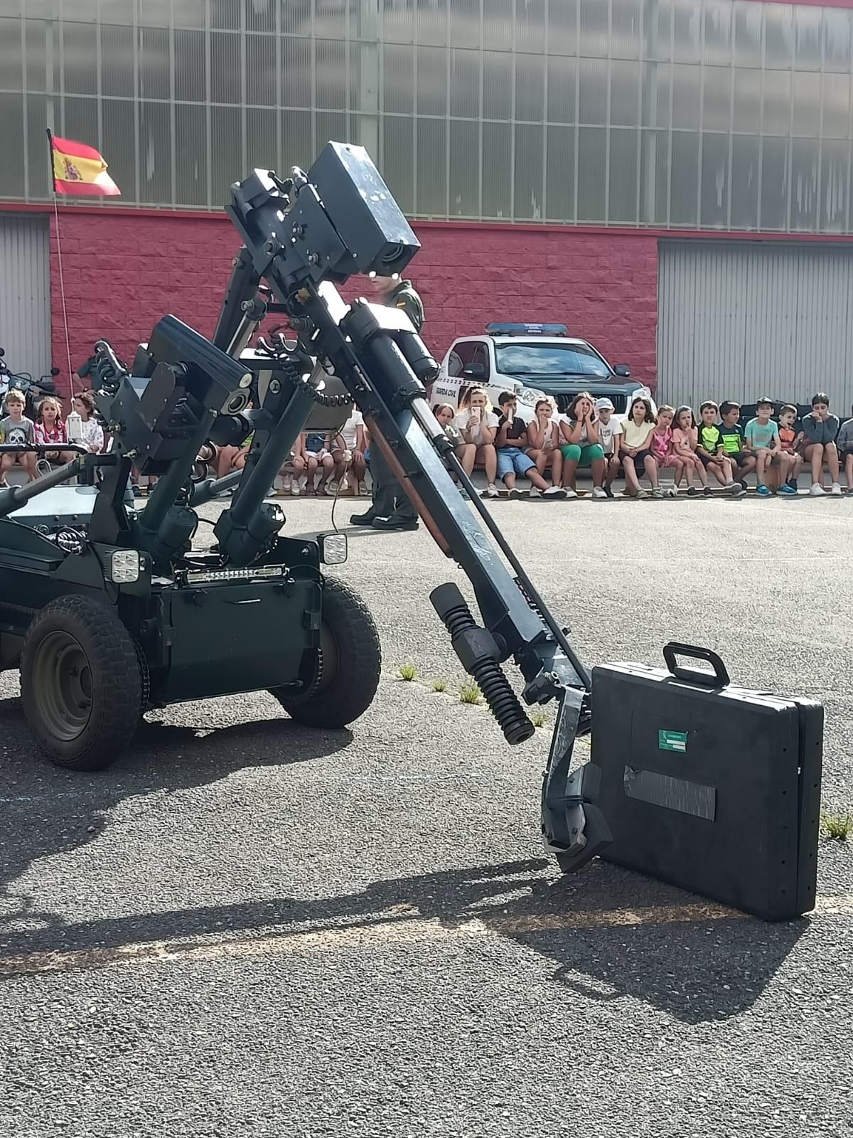 Demostración de la Guardia Civil en el colegio Elena Sánchez Tamargo de Laviana