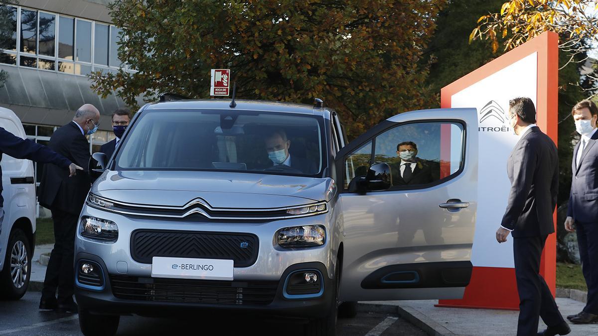 Felipe VI prueba la Citroën Berlingo fabricado en Vigo