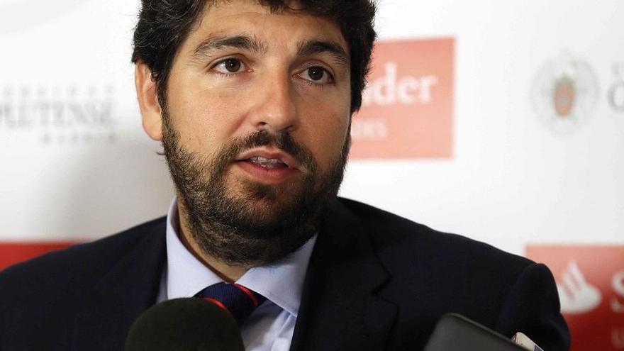 López Miras evita el apoyo público a Casado o Sáenz de Santamaría