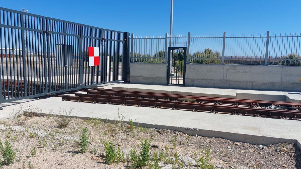 Entrada de la vía del tren al recinto portuario de Sagunt.