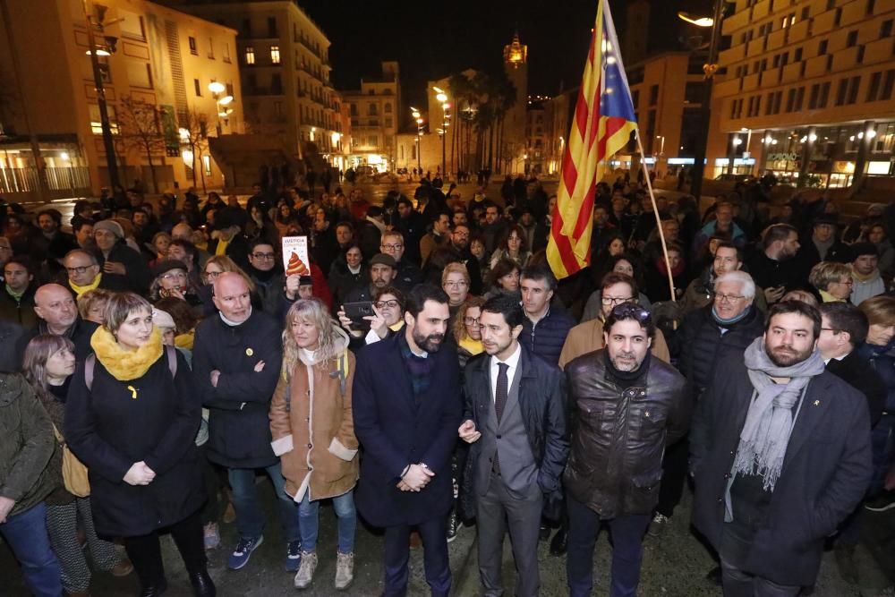 Concentració contra les detencions d'activistes pels talls de les vies de l'AVE en l'anviersari de l'1-O