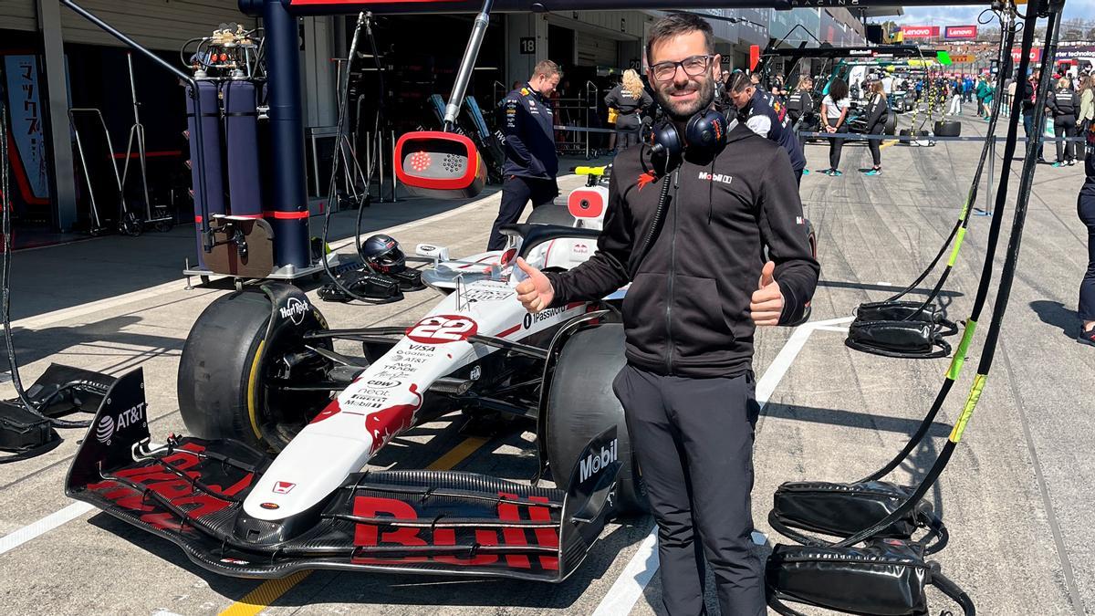 El ingeniero viveirense Pablo Terroba, en los boxes de Red Bull.