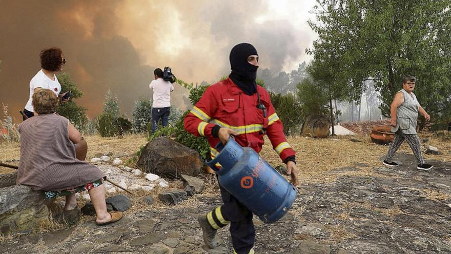 Vecinos ante el avance de un incendio en Portugal // EFE