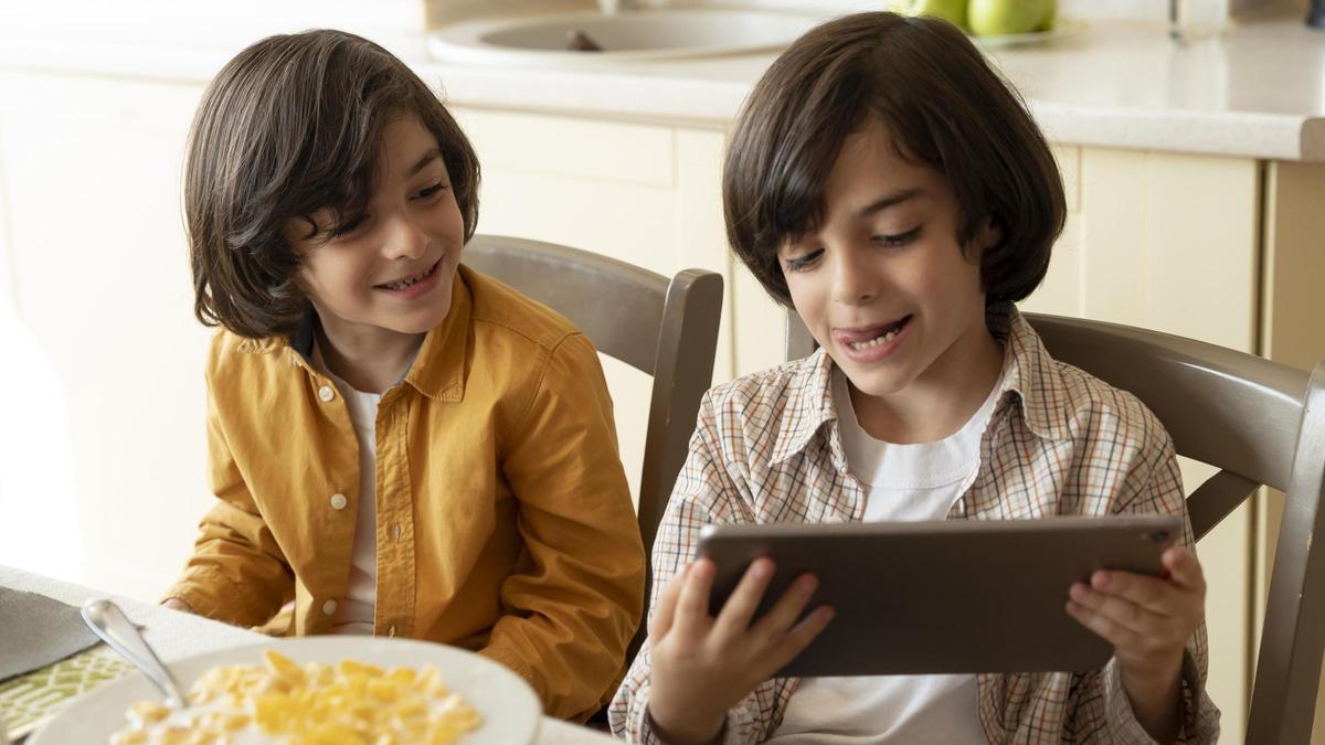 Quan els infants miren la pantalla mentre consumeixen els seus àpats, es desconnecten dels senyals de sacietat que els envia el seu cos