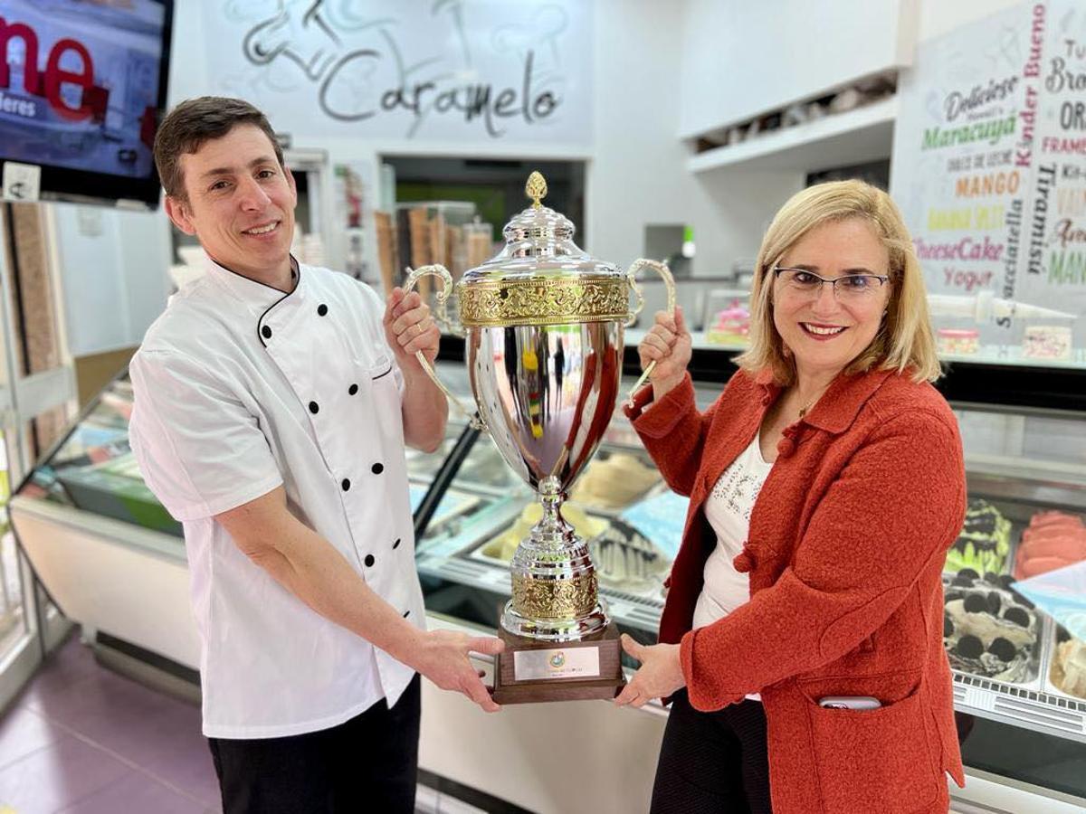 Matías Kuyumidjian con su premio a 'Mejor helado de chocolate'