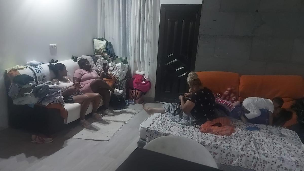 Astrid Lorena Caicedo (camiseta blanca) y su familia, este jueves, en casa de un amigo en Playa Blanca tras ser desalojados de la vivienda en la que estaban de okupas.