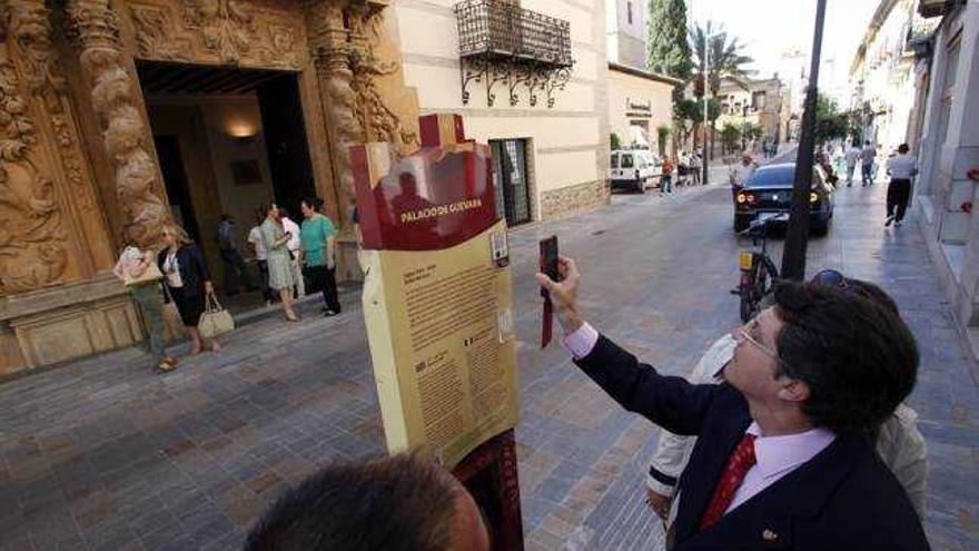 El alcalde probó ayer la aplicación móvil.