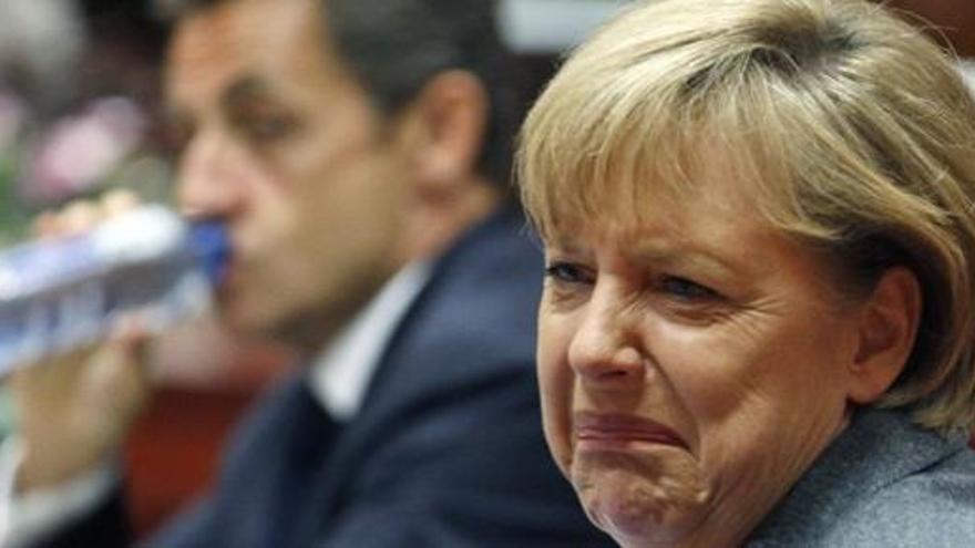 Angela Merkel, en primer plano, y al fondo Sarkozy, en Bruselas.