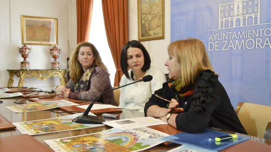 Silvia Montalvo, María Eugenia Cabezas y Rosalía Esteban, hoy en el Ayuntamiento.