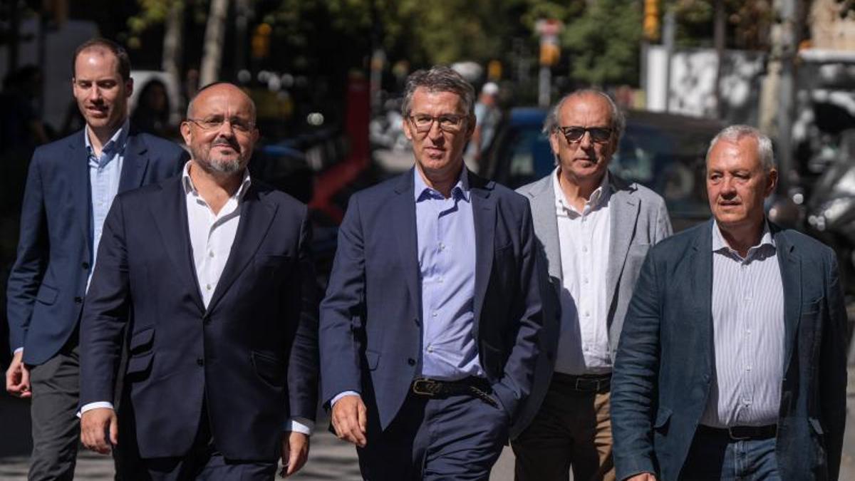 Juan Fernández, portavoz del PPC; Alejandro Fernández, presidente del PPC; Alberto Núñez Feijóo, presidente del PP; Jaume Tutusaus, secretario general del PP en Barcelona y Santi Rodríguez, secretario generald el PPC. /