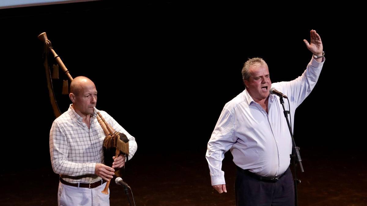 Celestino Rozada Tamés, vixente campeón, qu'esti añu nun compite nel Ciudá d'Uviéu, nuna actuación l'añu pasáu nel Filarmónica acompañáu por Vicente Prado Suárez a la gaita.